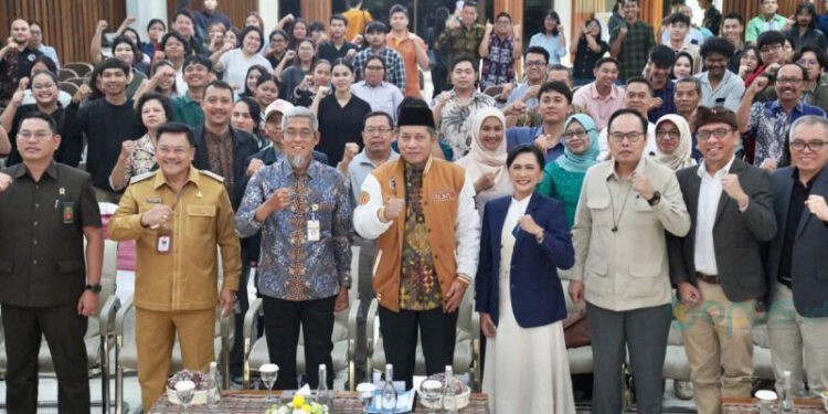 Menkop Ferry Juliantono pada acara Sharing Session bertema Program Koperasi Desa/Kelurahan Merah Putih di Balairung UKSW, Salatiga, Jawa Tengah, Selasa (2/12/2025). ANTARA/HO-Kemenkop.