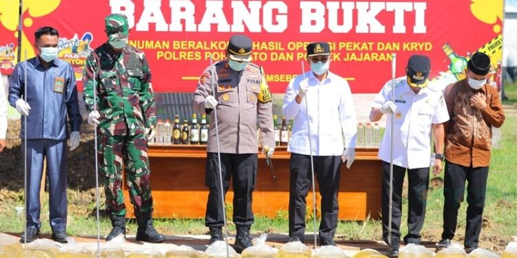 Pemusnahan Barang Bukti Miras Berlangsung di belakang Polres Pohuwato, Rabu (31/12/2025) (Alan Wartanesia for Gopos.id)