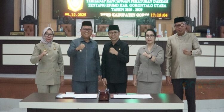 Bupati dan Wakil Bupati Gorontalo Utara, Thariq Modanggu dan Nurjana Hasan Yusuf saat penyerahan naskah RPJMD kepada Ketua dan Wakil Ketua DPRD, Senin (8/12/2025)