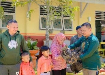 Penyerahan 2 ekor ayam kepada orang tua siswa usai rapat dukungan dari pihak sekolah untuk Program G2-10 sebagai Agenda 100 Hari Kerja Kepala Daerah Gorontalo Utara di SDN 8 Kwandang, Kamis (6/11/2025).(Istimewa)