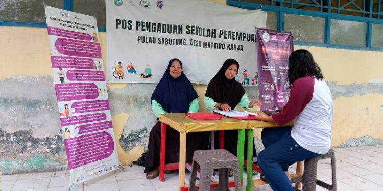 Salah satu aktivitas Sekolah Perempuan dengan membantu melakukan mitigasi bencana dan menjadi posko pengaduan terkait masalah hukum untuk dimediasi ke pihak terkait di wilayah Kabupaten Pangkep, Sulawesi Selatan. ANTARA/ Suriani Mappong