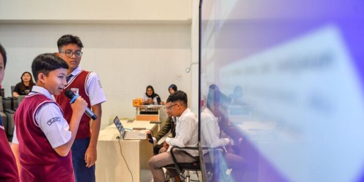 Pelajar Sekolah Menengah Pertama (SMP) mengikuti pelatihan keamanan siber di Kampus Telkom University, Kabupaten Bandung, Jawa Barat, Senin (6/10/2025). Komunitas Indonesia Women in Cybersecurity (IWCS) bersama Telkom University menggelar Cyber Safe Kids atau pelatihan keamanan siber bagi anak yang memberikan pelatihan kepada siswa SD dan SMP terkait pemahaman dasar keamanan siber dan cara melindungi diri serta memahami konten palsu dan risiko Artificial Intelligence (AI). ANTARA FOTO/Raisan Al Farisi/YU.