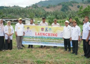 Bupati Gorontalo Utara, Thariq Modanggo bersama para Asisten dan Pimpinan OPD terkait menghadiri Launching Program G2-10 Plus di kecamatan Sumalata Timur, Selasa (4/11/2025).
(Larso/Humas)