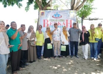 Bupati Gorontalo Utara, Thariq Modanggu saat memberikan arahan mengenai program Keluarga Surga Kasih Sayang (SKS) kepada Sekolah Lansia BERKAH Titidu, di Pantai Minanga, Jumat (31/10/2025)(Larso/Humas)