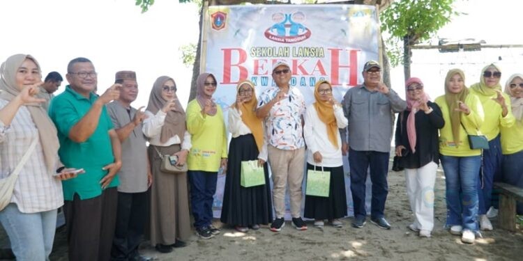 Bupati Gorontalo Utara, Thariq Modanggu saat memberikan arahan mengenai program Keluarga Surga Kasih Sayang (SKS) kepada Sekolah Lansia BERKAH Titidu, di Pantai Minanga, Jumat (31/10/2025)(Larso/Humas)
