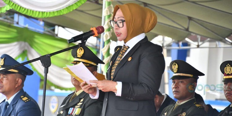 Wakil Bupati Gorontalo Utara, Nurjana Hasan Yusuf, bertindak sebagai Inspektur Upacara pada peringatan Hari Pahlawan Nasional 2025 di Pelabuhan Kwandang, Senin (10/11/2025).