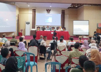 Bupati dan Wakil Bupati Gorontalo Utara, Thariq Modanggu dan Nurjana Hasan Yusuf saat memimpin pemaparan evaluasi program 100 Hari Kerja oleh selurub OPD di Aula Gerbang Emas, Jumat (7/11/2025)
(Larso/Humas)