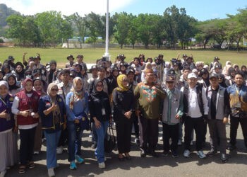 Wakil Bupati Gorontalo Utara, Nurjanah Hasan Yusuf, melepas 220 mahasiswa Kuliah Kerja Pengabdian (KKP) Universitas Gorontalo (UNIGO) di depan Kantor Bupati, Kamis (31/7/2025).