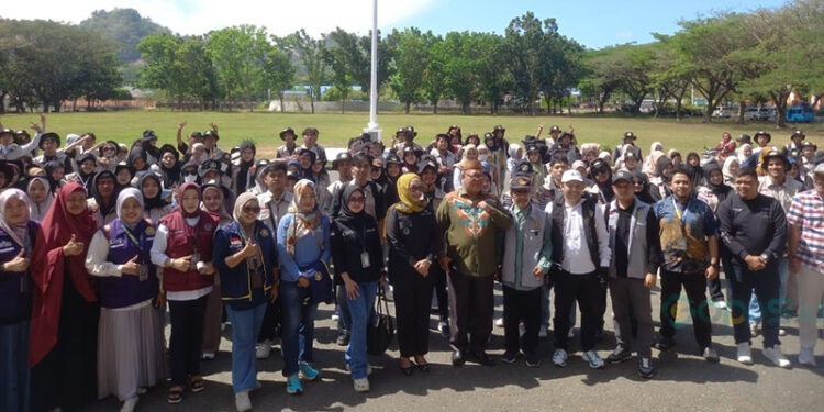 Wakil Bupati Gorontalo Utara, Nurjanah Hasan Yusuf, melepas 220 mahasiswa Kuliah Kerja Pengabdian (KKP) Universitas Gorontalo (UNIGO) di depan Kantor Bupati, Kamis (31/7/2025).