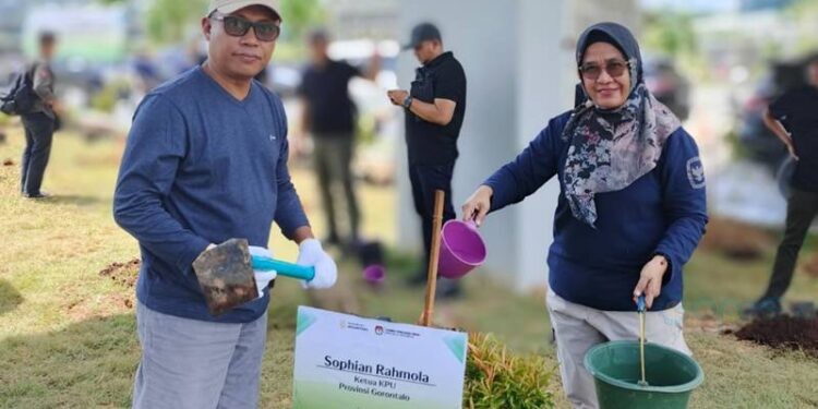 Ketua KPU Provinsi Gorontalo Sophian Rahmola dan Sekretaris KPU Provinsi Gorontalo Marleni Makuta usai tanam pohon di lokasi IKN, Kamis (4/12/2025).