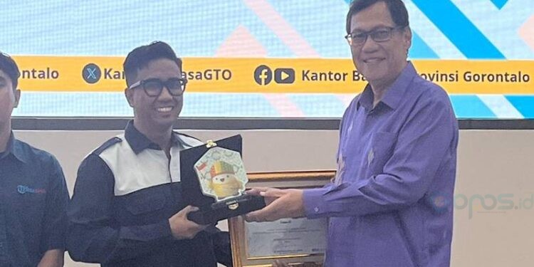 Founder Gopos.id Andi Aulia Arifuddin ketika menerima penghargaan dari Kantor Bahasa Provinsi Gorontalo sebagai terbaik I pada kegiatan Apresiasi Penghargaan Wajah Bahasa Lembaga Tahun 2025 kategori Instansi Swasta