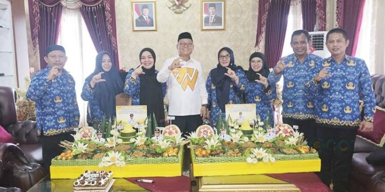 Tim LP2M dipimpin langsung oleh Ketua LP2M, Dr. Nova E. Mohammad, didampingi Sekretaris LP2M Dr. Asna Dilo, Kepala Pusat Pengabdian kepada Masyarakat Dr. Arfan Nusi, Kepala Pusat Gender dan Anak Dr. Selviyanti Kaawoan, serta anggota tim lainnya yakni Udin Ibrahim, Vonny B. Ino, dan Dr. Roni Mohammad (Dosen FEBI).