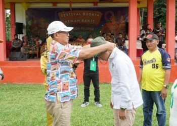 Bupati Gorontalo Utara, Thariq Modanggu dalam kegiatan Pemuda Pelopor Keluarga SKS di Desa Tombulilato, Atinggola pada Sabtu (25/10/2025).(Larso/Humas)