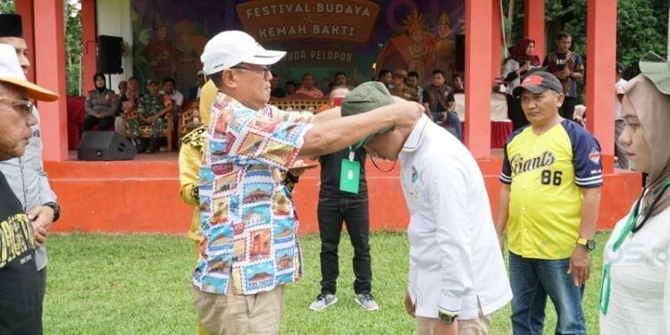 Bupati Gorontalo Utara, Thariq Modanggu dalam kegiatan Pemuda Pelopor Keluarga SKS di Desa Tombulilato, Atinggola pada Sabtu (25/10/2025).(Larso/Humas)