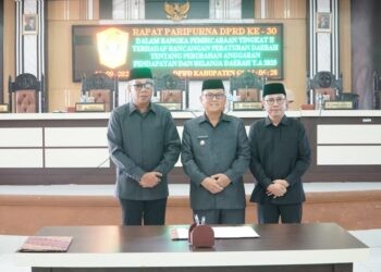 Bupati Gorontalo Utara, Thariq Modanggu bersama Ketua dan Wakil Ketua DPRD dalam rapat paripurna yang ke-30 dengan agenda pembicaraan tingkat II terhadap Ranperda tentang Perubahan APBD tahun 2025, Selasa (30/9/2025)