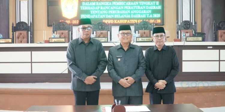 Bupati Gorontalo Utara, Thariq Modanggu bersama Ketua dan Wakil Ketua DPRD dalam rapat paripurna yang ke-30 dengan agenda pembicaraan tingkat II terhadap Ranperda tentang Perubahan APBD tahun 2025, Selasa (30/9/2025)