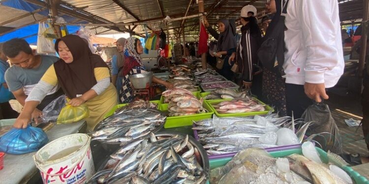 Warga Jember memadati TPI Puger, Rabu (31/12/2025)