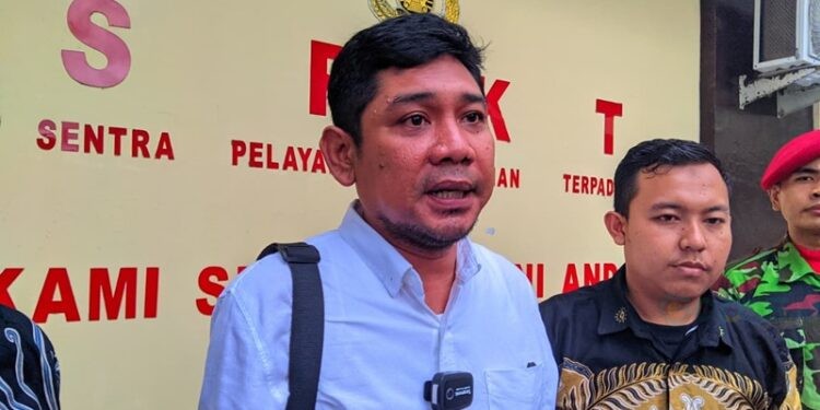 Kuasa hukum Rektor UMGo, Suslianto ketika diwawancarai usai melaporkan konten kreator ke Polda Gorontalo, Kamis (4/12/2025).(Foto Arif Gopos)