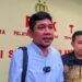 Kuasa hukum Rektor UMGo, Suslianto ketika diwawancarai usai melaporkan konten kreator ke Polda Gorontalo, Kamis (4/12/2025).(Foto Arif Gopos)