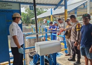Petugas Polsek Rambipuji saat mendatangi TKP, Senin (29/12/2025). (Foto: Abdus Syakur/Gopos.id)
