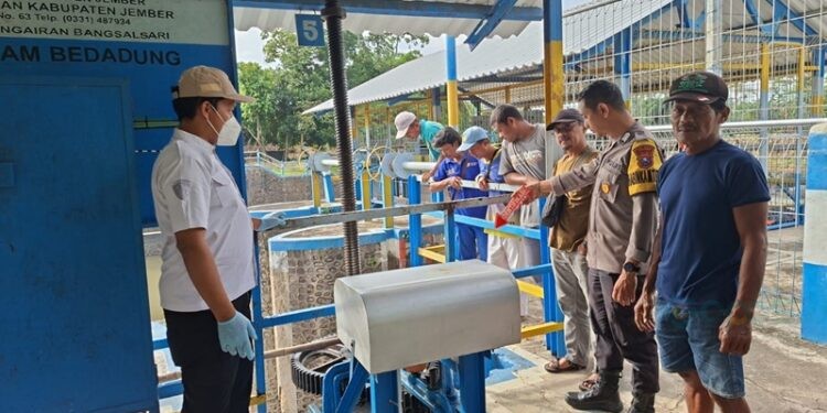 Petugas Polsek Rambipuji saat mendatangi TKP, Senin (29/12/2025). (Foto: Abdus Syakur/Gopos.id)