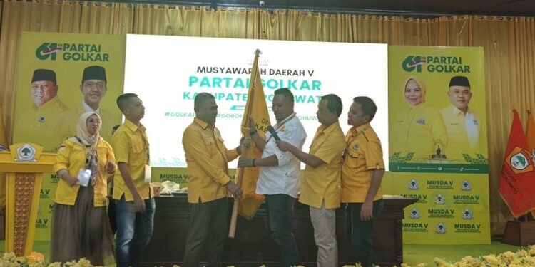 Penyerahan bendera petaka Golkar Pohuwato, Selasa (16/12/2025) (Bidang MPO Golkar Pohuwato)