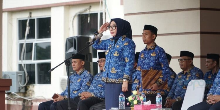 Wakil Bupati Gorontalo Utara, Nurjana Hasan Yusuf menjadi inspektur upacara peringatan Hari Ulang Tahun (HUT) ke-54 Korpri di Halaman Kantor Bupati, Senin (1/12/2025)