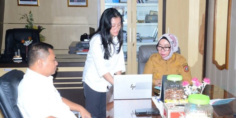 Wakil Bupati Gorontalo Utara, Nurjana Hasan Yusuf, saat menerima kunjungan dari KP2KP Limboto, Senin (8/12/2025).(Rocky/Humas)