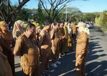 Wakil Bupati Gorontalo Utara, Nurjana Hasan Yusuf, saat memberikan arahan kepada beberapa ASN yang datang terlambat saat apel awal bulan di Halaman Kantor Bupati, Senin (4/8/2025).(Rocky/Humas)