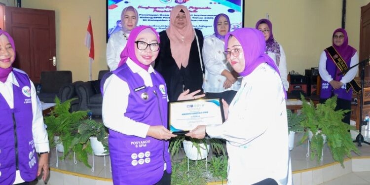 Penyerahan Sertifikat Terbaik Penurunan Stunting dari Ketua TP. Posyandu kepada pemerintah daerah dalam hal ini Wakil Bupati Gorontalo Utara, Kwandang, Sabtu (6/12/2025).(Rocky/Humas)