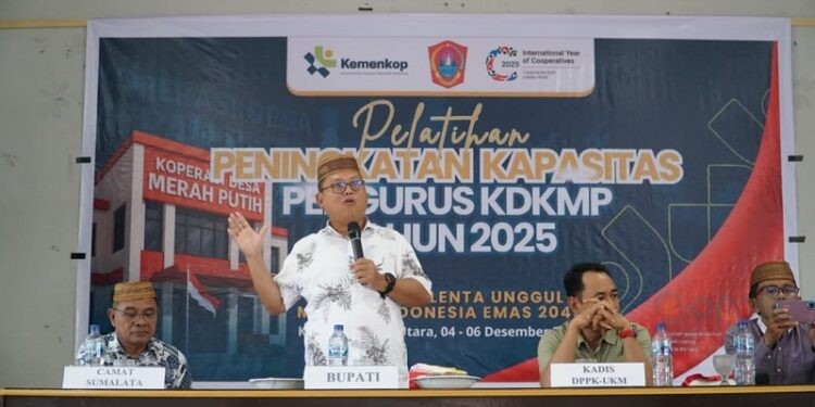 Bupati Gorontalo Utara, Thariq Modanggu, didampingi Kadis Perindakop, Kades Bulontio Timur, dan Camat Sumalata saat penutupan pelatihan peningkatan kapasitas pengurus KDKMP di Desa Bulontio Timur, Sabtu (6/12/2025).(Larso/Humas)