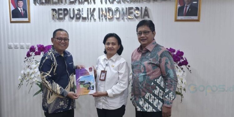 Bupati Gorontalo Utara, Thariq Modanggu saat menyerahkan proposal bantuan ke Kementrian Transmigrasi di Kalibata, Jakarta pada Rabu (3/12/2025)