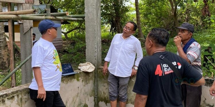 Bupati Gorontalo Utara, Thariq Modanggu, saat meninjau pembangunan masjid dionumo di Kecamatan Sumalata Timur, Minggu (7/12/2025).(istimewa)