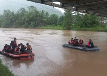 Pencarian Ibu dan Anak hilang di sungai Paguyaman, Boliyohuto, Kabupaten Gorontalo. Foto: Kantor Pencarian dan Pertolongan Gorontalo.