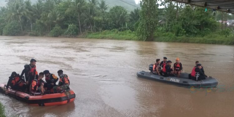 Pencarian Ibu dan Anak hilang di sungai Paguyaman, Boliyohuto, Kabupaten Gorontalo. Foto: Kantor Pencarian dan Pertolongan Gorontalo.