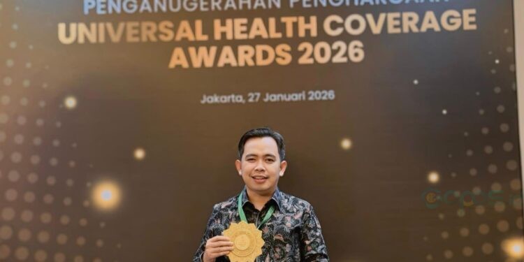 Bupati Jember, Muhammad Fawait, menerima penghargaan UHC Awards 2026. (Foto: Dok/Diskominfo Jember)
