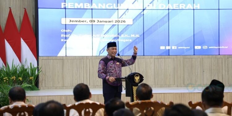 Kepala BKN RI Zudan Arif Fakrulloh saat memberi pengarahan Penguatan Manajemen ASN di Pendopo Wahyawibawagraha Jember, Jumat (9/1/2026).