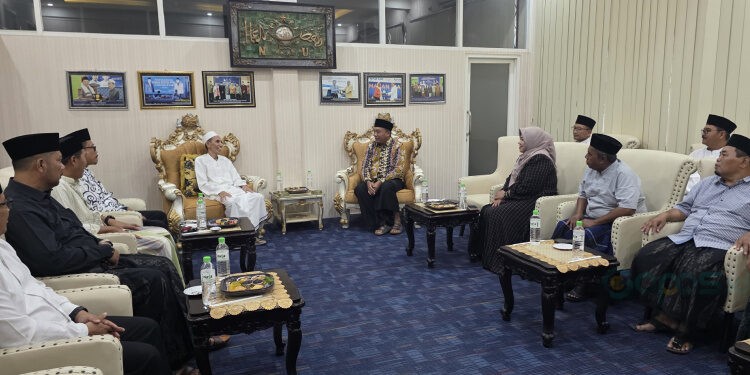 Mas Rio dan sejumlah pejabat Eselon II Pemkab Situbondo saat sowan ke pengasuh Pondok Pesantren Nurul Jadid Paiton, Sabtu (17/1/2026). (Foto: Diskominfo Situbondo for GOPOS.ID)