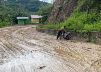 Foto: Kondisi Jalan Trans Sulawesi yang dipenuhi lumpur akibat hujan deras yang melanda di Desa Olele, Kecamatan Kabila Bone, Kabupaten Bonebolango (Senin/5/12/2026) (Foto: Istimewa)