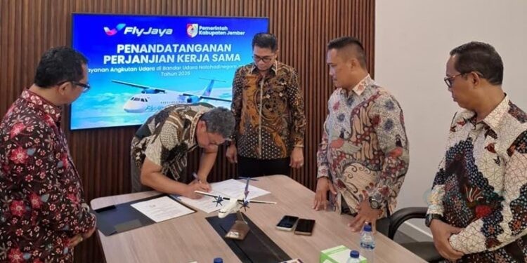 Penandatanganan MoU Pemkab Jember dan Maskapai Fly Jaya, Kamis (8/1/2026). (Foto: Diskominfo Jember for gopos.id)