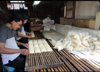 Maryono memproduksi tempe sendiri setelah memangkas karyawan, Jumat (23/1/2026). (Foto: Istimewa - GOPOS.ID)