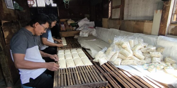 Maryono memproduksi tempe sendiri setelah memangkas karyawan, Jumat (23/1/2026). (Foto: Istimewa - GOPOS.ID)