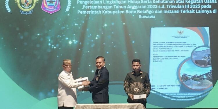 Pemerintah Kabupaten Bone Bolango menerima Laporan Hasil Pemeriksaan (LHP) dari Badan Pemeriksa Keuangan (BPK) Perwakilan Provinsi Gorontalo terkait kepatuhan penyelenggaraan perlindungan dan pengelolaan lingkungan hidup serta kehutanan pada kegiatan pertambangan Tahun Anggaran 2023 sampai dengan Triwulan III 2025 yang dilaksanakan di Kantor BPK Perwakilan Gorontalo, Selasa (27/1/2026). (Foto Indra/Gopos)