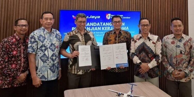 Penandatanganan MoU Pemkab Jember dan Maskapai FlyJaya, Kamis (8/1/2026). (Foto: Diskominfo Jember)