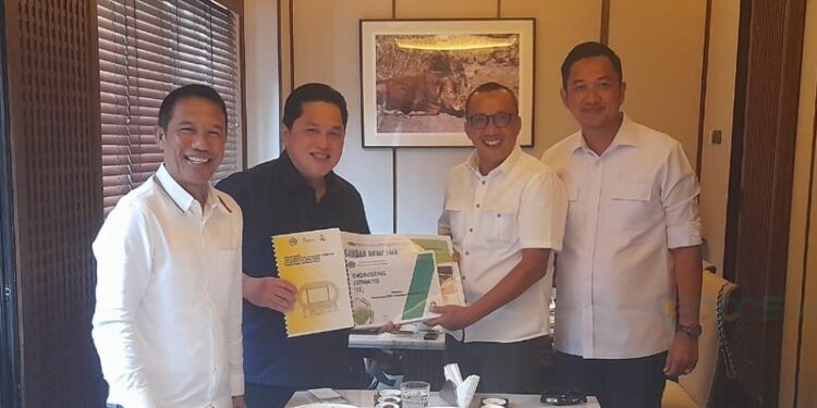 Wakil Bupati Boalemo, Lahmudin Hambali, menyerahkan proposal rehabilitasi stadion pemuda, Rabu (07/01/2026) (Istimewa)