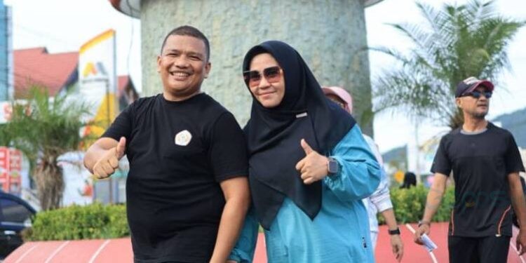 Husin Ali bersama Istri