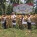 Sekretaris Daerah Bone Bolango, Iwan Mustapa saat melakukan Panen Raya Jagung Serentak Kwartal I Tahun 2026 bersama Gubernur Gorontalo Gusnar Ismail, Wagub Idah Syahidah Rusli Habibie, Kapolda Gorontalo Irjen Pol Widodo dan jajaran Forkopimda di Desa Tunggulo, Kecamatan Tilongkabila, Kamis (8/1/2026). (Foto Indra/Gopos)