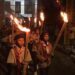 Pawai Obor Peringatan Hari Patriotik 23 Januari Tahun 2026 di Kabupaten Bone Bolango berlangsung semarak dan menyita perhatian masyarakat. Sejumlah warga tampak memadati kawasan Halaman Hotel Toewawa hingga sepanjang rute pawai, Kamis (22/1/2026) malam. Pawai obor yang diikuti 140 peserta dari kalangan siswa SD dan SMP ini dilepas secara resmi oleh Sekretaris Daerah Bone Bolango, Iwan Mustapa. (Foto Indra/Gopos)