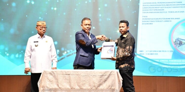 Ketua DPRD Bone Bolango, Faisal Yunus saat menerima Laporan Hasil Pemeriksaan Kepatuhan Atas Penyelenggaraan Perlindungan san Pengelolaan Lingkungan Hidup serta Kehutanan Atas Kegiatan Pertambangan Tahun Anggaran 2023 sampai dengan Triwulan III 2025 pada Pemerintah Kabupaten Bone Bolango di Kantor BPK Perwakilan Prov Gorontalo, Selasa (27/1/2026). (Foto Yamin Gobel)