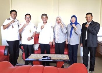 Staf Ahli Bupati Bone Bolango saat melakukan kunjungan kerja ke Kabupaten Pohuwato. (Foto Istimewa)